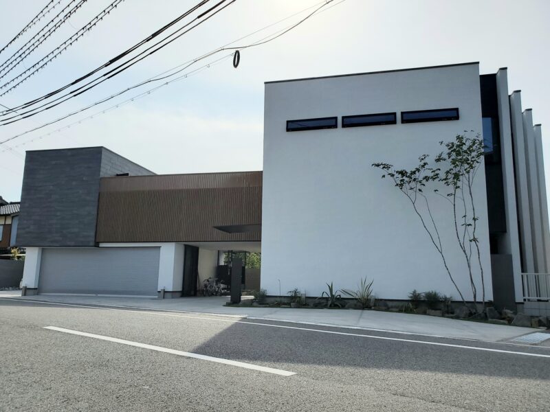 影の主役を生かしたシンプルなデザイン