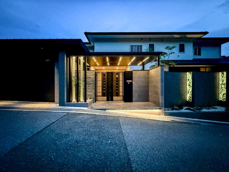 「静謐と灯が導く迎賓の門」