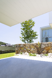 カーポートと野面石積み