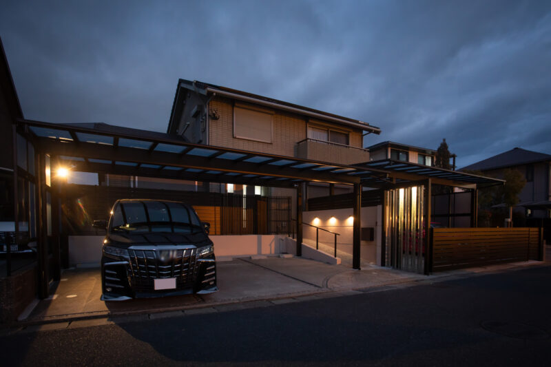 INGOTのが目を引くセミクローズ外構