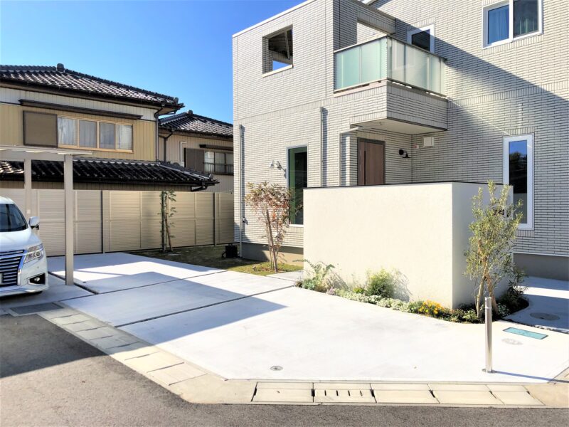 門前のスペースには、お客様に綺麗なお花を植えていただきました。