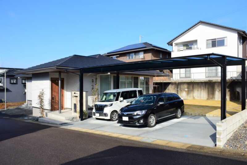 駐車場には3台用のカーポートを設置。雨の日でも安心です。
【カーポート】三協アルミ　スカイリード54-80　色：ブラック　