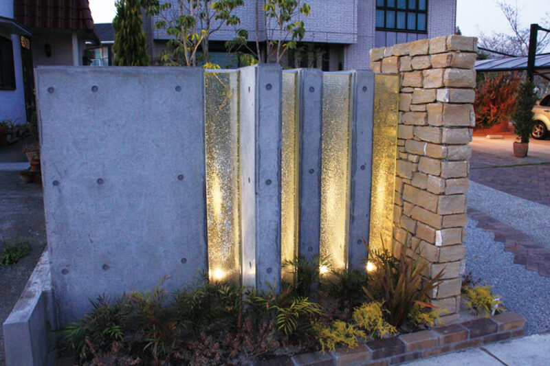 コンクリートよう壁の間にガラス支柱を組み込むことで光を取り込むことができ、また夜のライトアップでは幻想的な空間をつくりだしています。