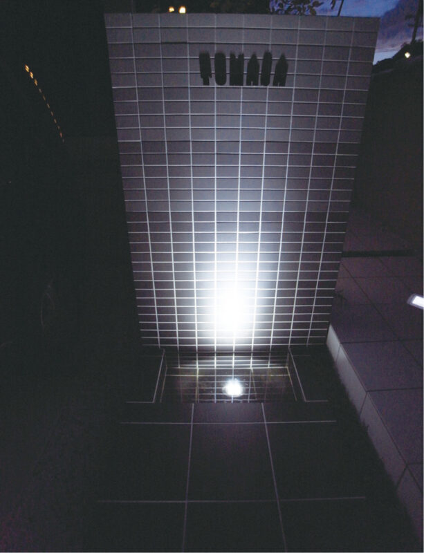 夜になると水中ライトが門柱を幻想的に照らし出してくれます。