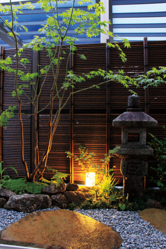 モミジ、灯篭…侘び寂びが感じられる和の庭。