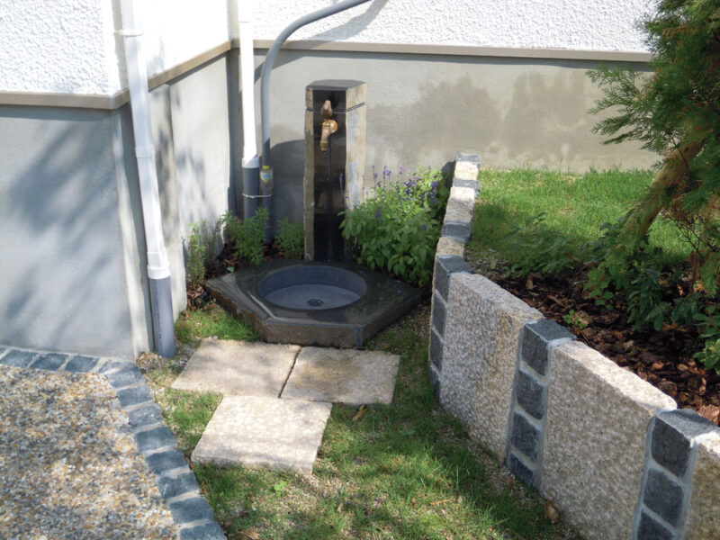 ごく自然と納まる立水栓は六方石の立水栓とガーデンパンを提案。