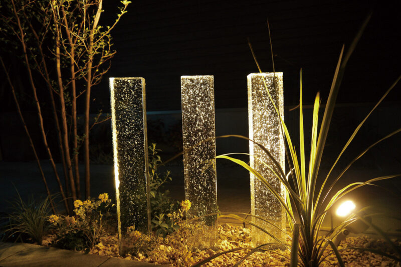 植栽スペースに輝くガラス角柱。気泡が反射して素敵な表情を。