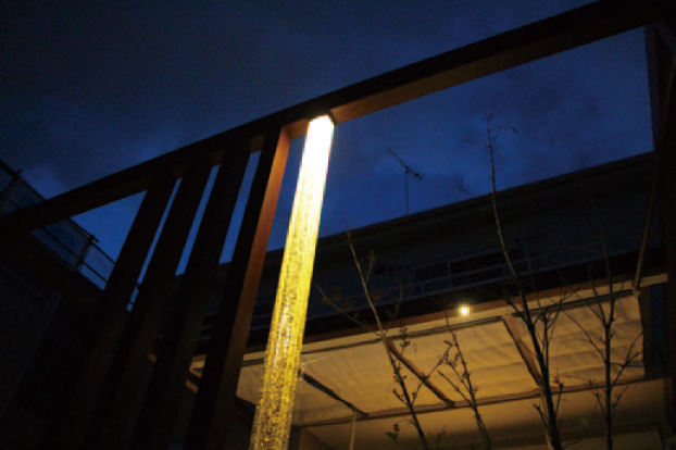 夜になると、格子材に 組み込んだガラス角柱が、美しく輝きます。