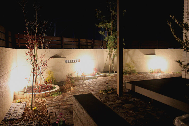 クローズしたお庭を明るく照らすことで、より一層プライベートな空間になります。
