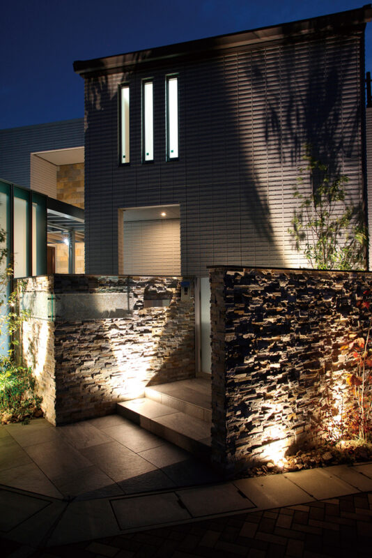 ふんだんに使用されている自然石タイルもお家の外観と融合し落ち着きのある雰囲気に。