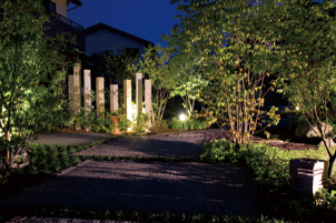 ソーラーライトでローコスト。デザイン性に富んだ配置で夜の庭園のアクセントになります。