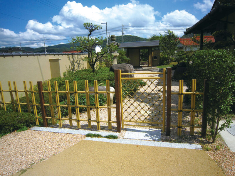 玄関前を裏から見た風景。人工竹の四ツ目垣ユニットを使い、和を表現しています。