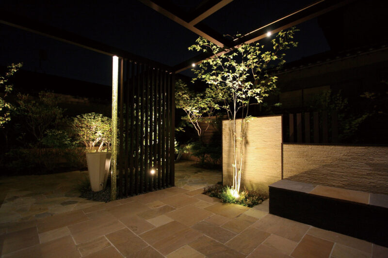 気泡に光を集め輝くガラス角柱はお庭の主役。存在感たっぷりですね。