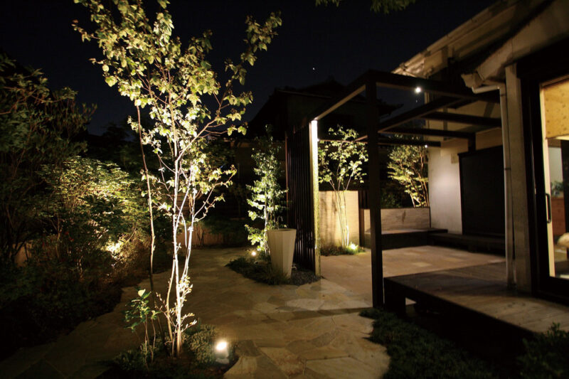 夜のお庭はライティングにより植物が浮き上がります。ライトのあて方にもこだわり、樹木1本1本がふんわりと映し出されます。