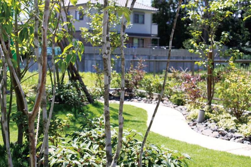 お庭は小径を歩きながら四季折々の植物を楽しめるよう、こだわりの木々を配置。