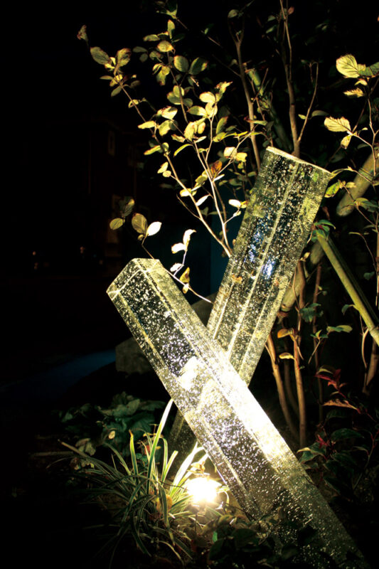 光を透過させる気泡入りのガラス。しっかり植栽にも光を届けます。