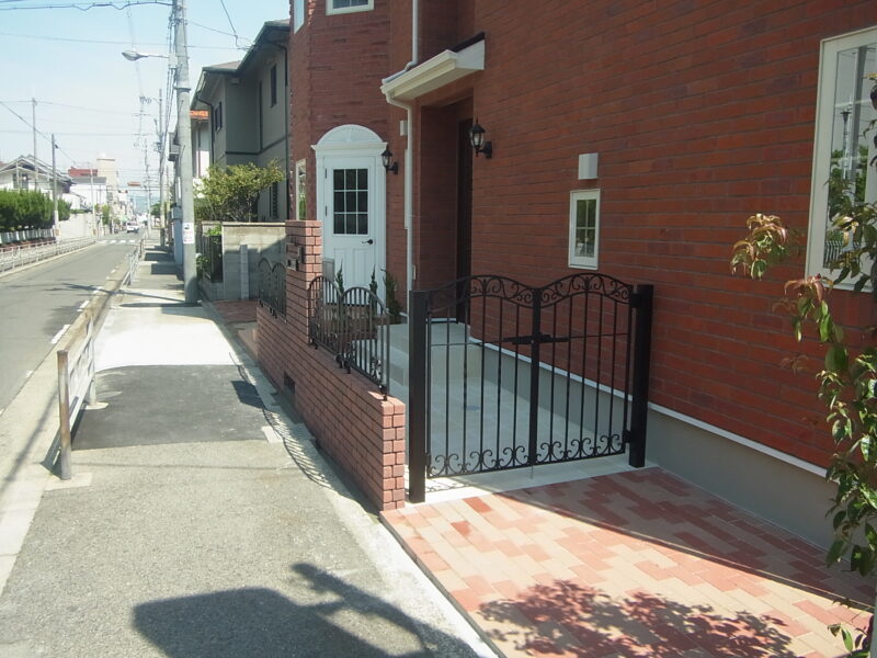 門扉とフェンスはＬＩＸＩＬラフィーネ、300角タイルは名古屋モザイク　シクーロです。