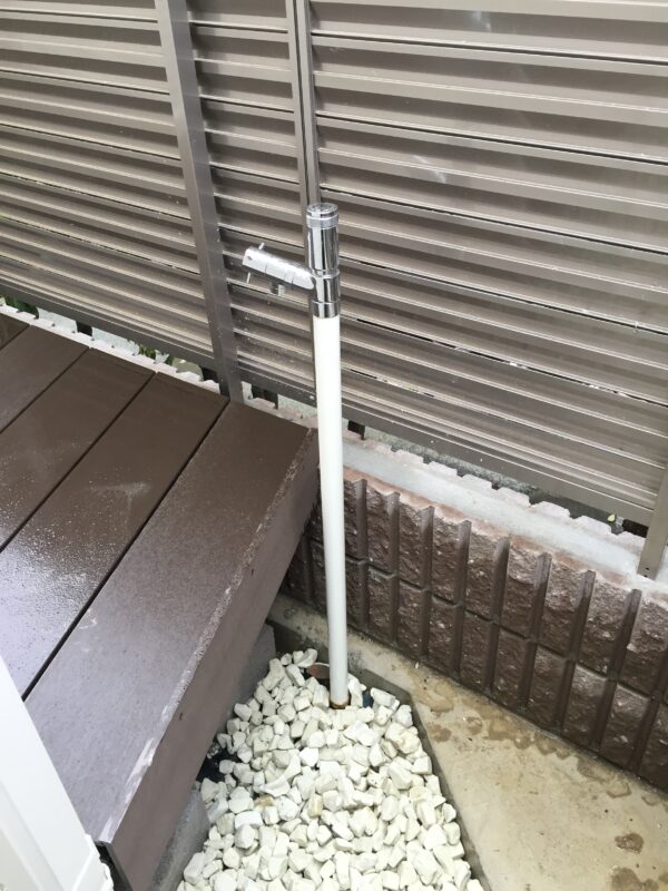 ウッドデッキ上から使えるように立水栓（ユニソン/ＥＩＮ）を配しました。ウッドデッキ近くに水道が使えるとホント便利です。