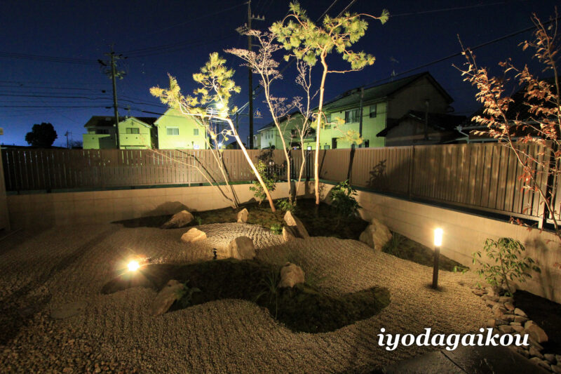 砂紋と赤松と苔で飾るお庭　ライトアップで素敵に