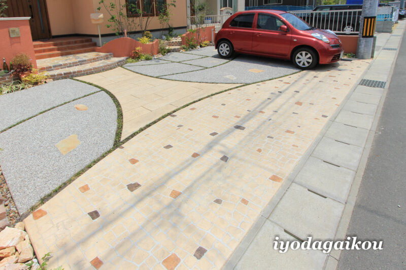 駐車場はデザインコンクリートと洗い出しの組み合わせ