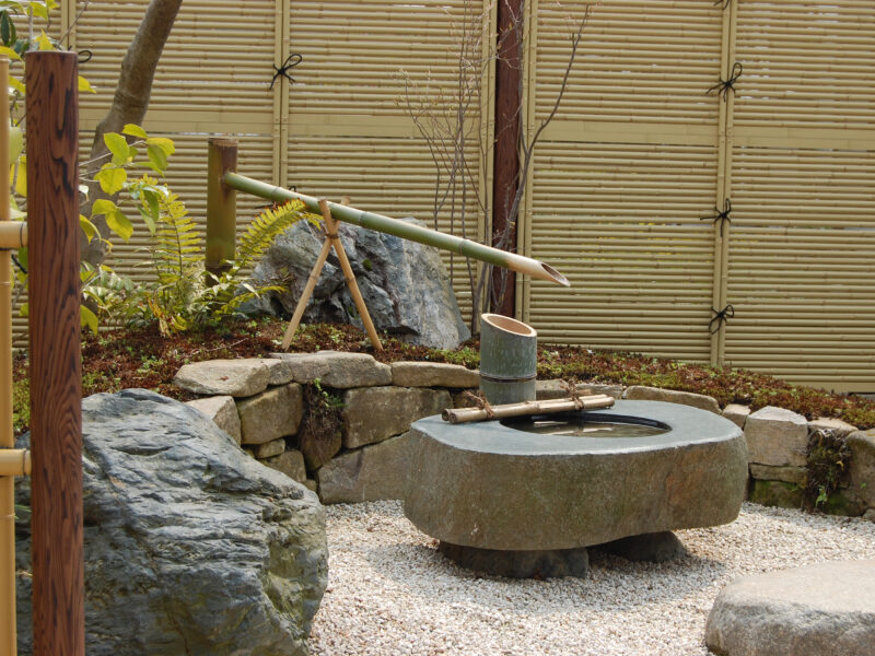 水鉢まわり。伝統的な和風庭園の手法にこだわらずに作成。