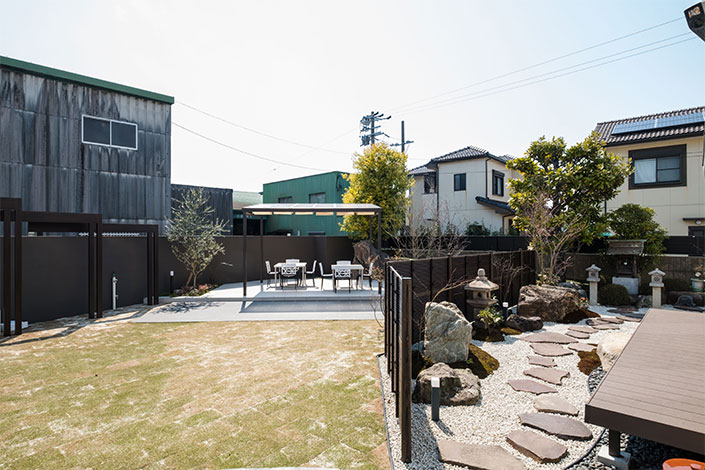 洋風の庭との仕切りには、モダンなデザインの人工竹垣