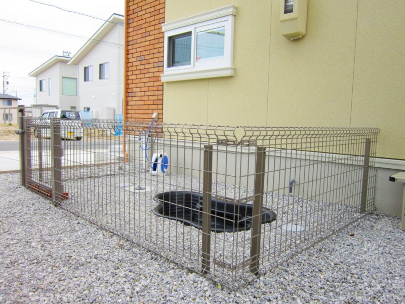 ペットの亀のお家が完成！逃走防止のためフェンスと門扉で囲いました