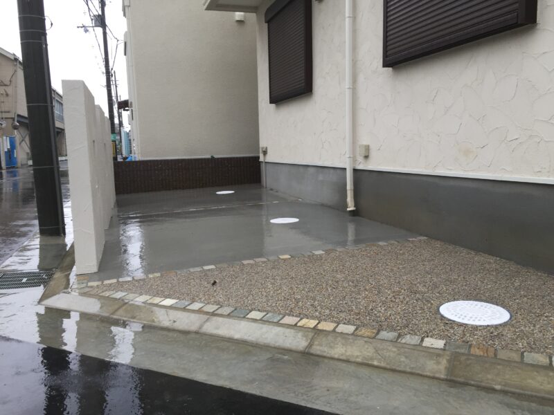 駐車スペースは土間コンクリートにプラスして天然石ピンコロでアクセントラインと洗出しコンクリートを施しました。