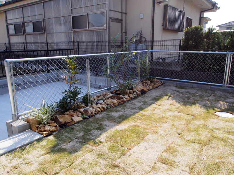 裏手のガーデンスペースは芝とロックガーデンでアメリカン風にオリジナル照明ichijyounohikariも設置