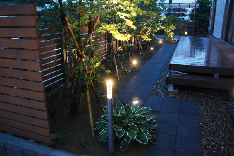 夜の庭の風景です。ライトアップされた植栽に囲まれ、風の音、水の音を楽しむ。至福の時間です。