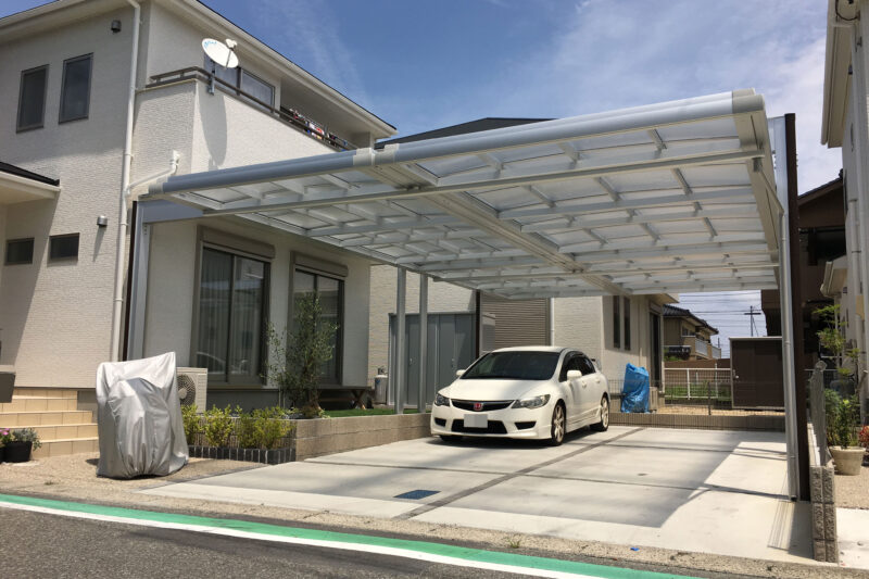 柱を庭部に設置することにより広い駐車スペースを作り上げ多目的空間としてお車を駐車していない時でも日差しを和らげる屋根の下で作業をすることができます。