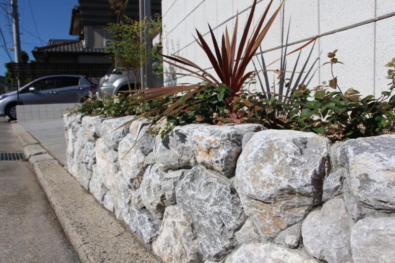 天然石積みの花壇でお洒落に