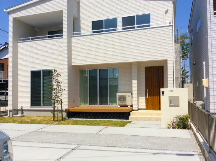 樹脂木デッキと芝生のお庭でつくるシンプルな白い家が素敵なオープン外構　浜松市　T様邸