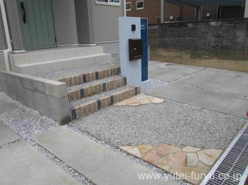 色味の少ない車庫に自然石とピンコロモザイク階段を作製しました。
