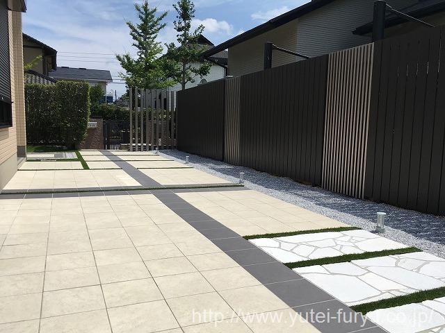 庭全体の景観 フェンスの縦デザインと床のボーダーデザインにより スケール感のあるお庭へとリフォームすることが出来ました。