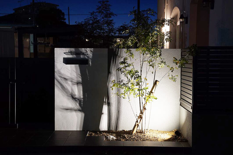 シンプルな壁には植栽の影が映し出されます。