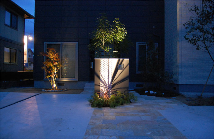 夜はガーデンライトがデザイン壁とイロハモミジを照らし、ご帰宅されるT様を出迎えてくれます。