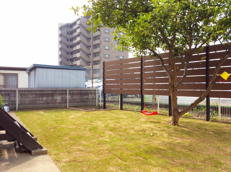 ナチュラルな木目調のフェンスでプライベート空間を確保　浜松市中区　I様邸