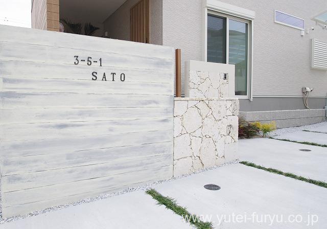 門まわりには琉球石灰石を使いながらリゾート感を演出。白の木彫ボーダーはコンクリートに手を加え、着色することでアンティーク感のある門袖に。