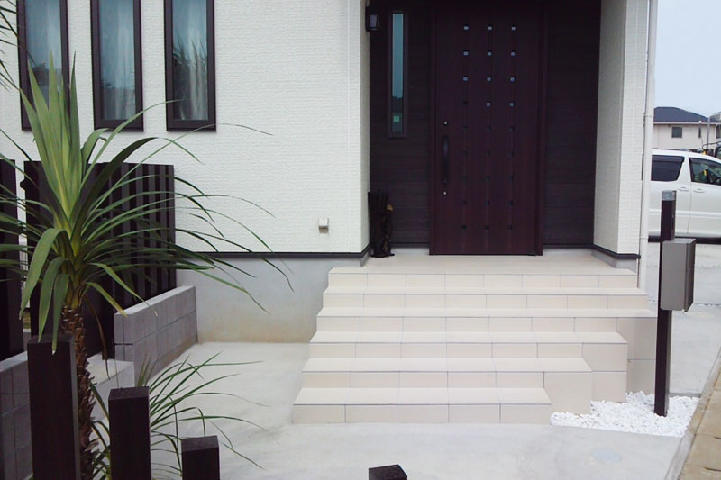 天然木の様なリアルな風合いの枕木材は、LIXILのデザイナーズパーツを並べたデザインも南国リゾートを意識した施工主様のこだわりの1つ。エクステリアもちょっとしたポイントを意識することで植栽とも調和がとれた演出になっております。