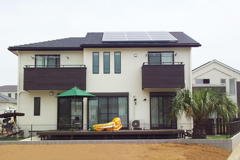 庭まわりには広くウッドデッキ「樹ら楽」を設置して、バリ島の風合いを損なわずお子様のプールなどの遊び場やご家族の団らんの場などユーティリティスペースとして活躍しております。今後のガーデニングなどによって更に南国風の庭まわりとして完成度を高めていくことでしょう。