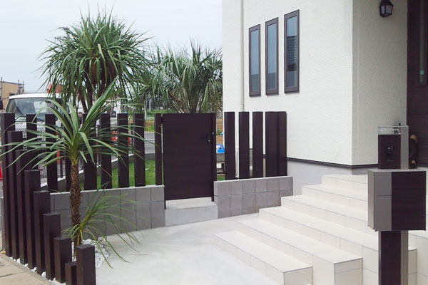 機能門柱は「バリ風」という外構プランの基本コンセプトを壊さないように存在を主張しないファンクションユニット「ルミフェイス」を起用。