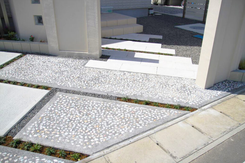 アプローチも天然石のホワイト。平板と砂利で質感の違うものを合わせました。