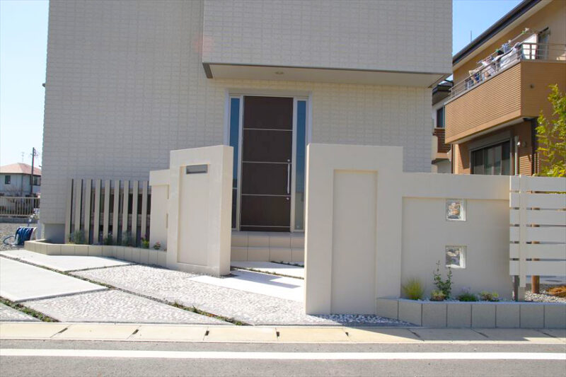 玄関前のスペースを有効に使えるように囲ってセミクローズ風に。