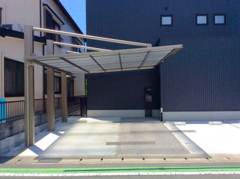 直線的でスタイリッシュなカーポート「ダブルフェース」で叶う開放的な外観　浜松市中区　M様邸