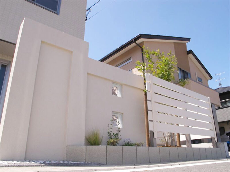 白の塗り壁には凹凸を付けて、陰影が出るようにしています。