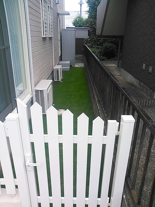 白いアメリカンフェンスと芝生のコントラストがキレイです。