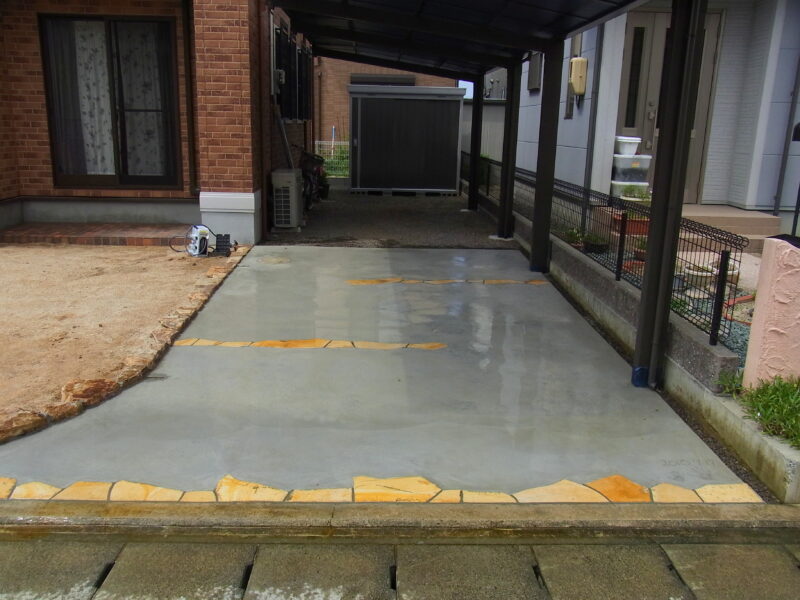 カーポート下。乱形の石でアクセント。