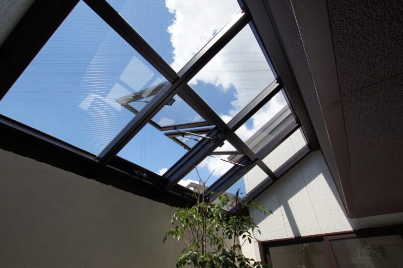 屋根のガラスは6.8ｍｍの網入りガラスなので火災等にも耐えてくれます。