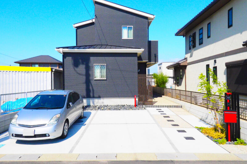 玄関に繋がる平板はＴＯＹＯのカラーセラックという商品です。